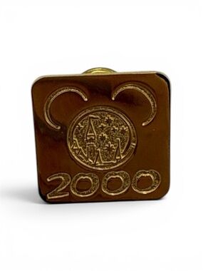 VTG Commemorative Disney 2000 Pin